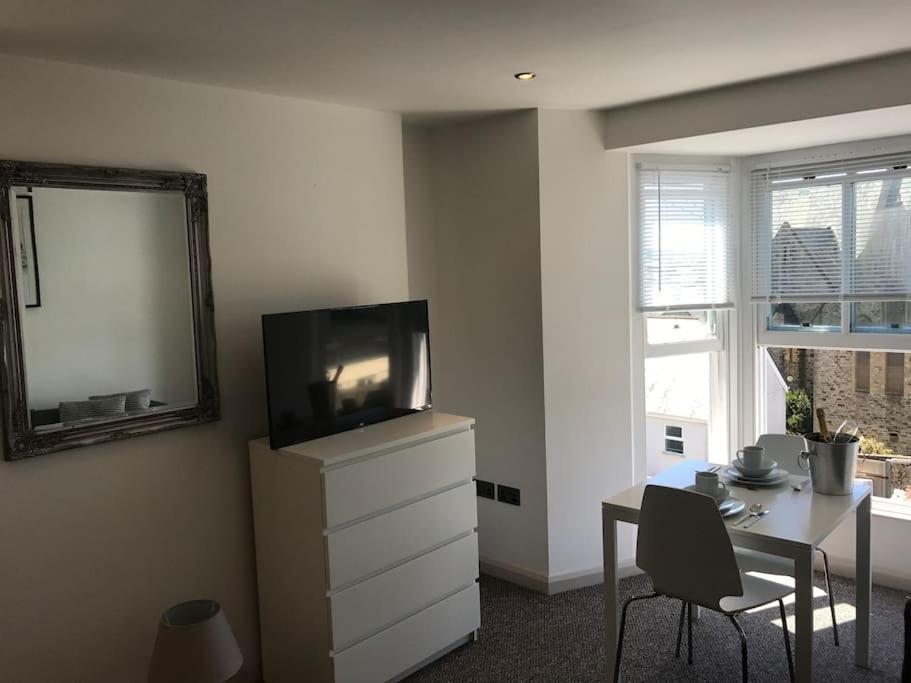 Modern Studio Apartment With Harbour Views เพนแซนซ์ ภายนอก รูปภาพ