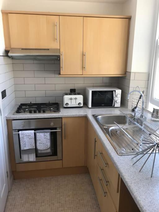 Modern Studio Apartment With Harbour Views เพนแซนซ์ ภายนอก รูปภาพ