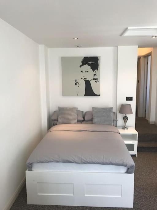 Modern Studio Apartment With Harbour Views เพนแซนซ์ ภายนอก รูปภาพ