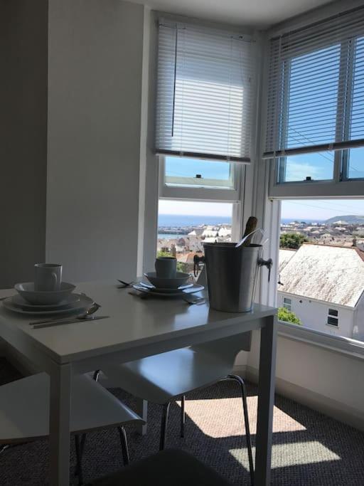 Modern Studio Apartment With Harbour Views เพนแซนซ์ ภายนอก รูปภาพ